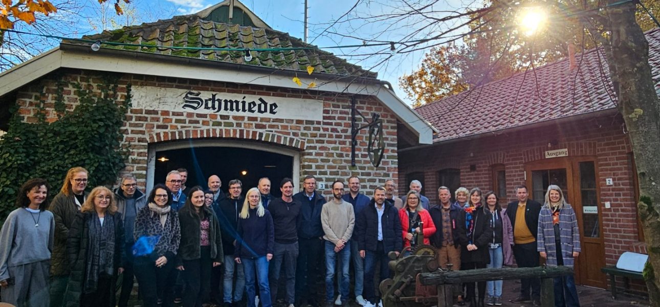 Diesmal versammelten sich die acht kommunalen Vertreter und neun Wirtschafts- und Sozialpartner der LEADER Region Wattenmeer-Achter im Weltnaturerbe gemeinsam mit den Vertretern des Regionalmanagements, des Amtes für Landesentwicklung sowie den Projektträgern