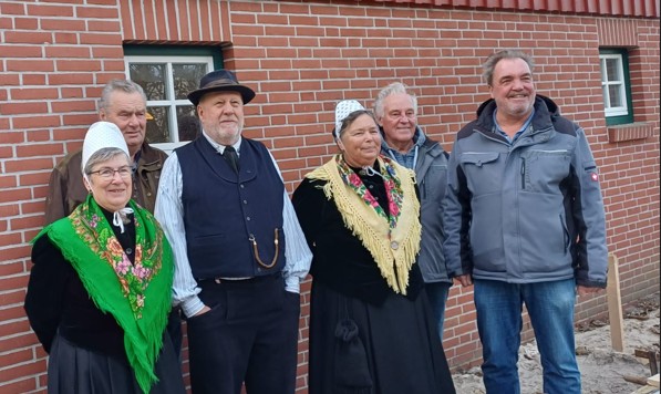 Vertreter des Heimatvereins Norderney e. V. gemeinsam mit Mitarbeitenden der Firma Kleemann-Bau stehen stehen auf dem Gelände des Teehauses