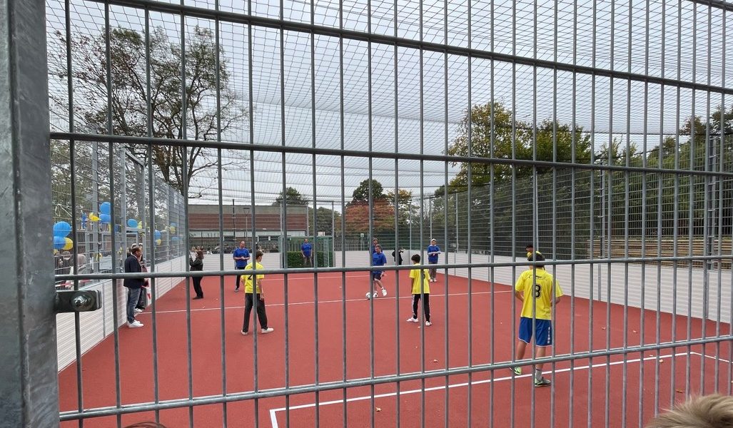 Ein freundschaftliches Schüler-Lehrkräfte-Spiel auf dem neuen Soccer-Courts an der Oberschule Norden
