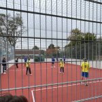 Ein freundschaftliches Schüler-Lehrkräfte-Spiel auf dem neuen Soccer-Courts an der Oberschule Norden