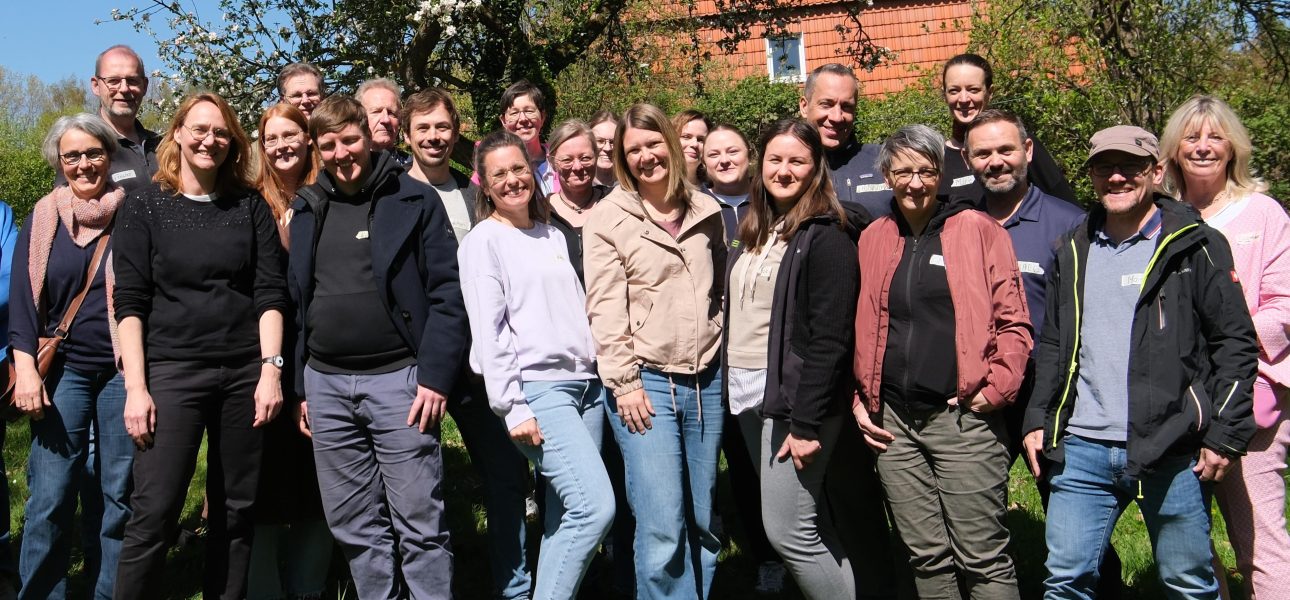 Die Teilnehmer des DVS-Seminars stehen gemeinsam auf einer Wiese.