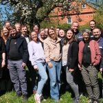 Die Teilnehmer des DVS-Seminars stehen gemeinsam auf einer Wiese.